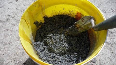 mélanger la résine et sable coloré