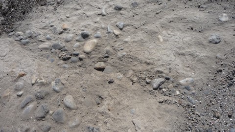 Nettoyer le sol avant de mettre une couche de primaire